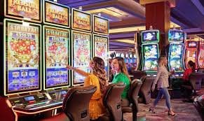Người chơi Việt Nam trải nghiệm Live Casino fy88 trên di động